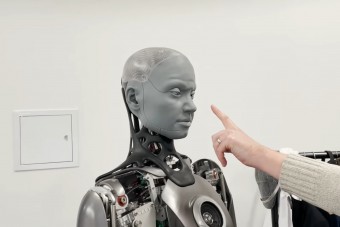 Nem szereti a robot, ha piszkálják az orrát