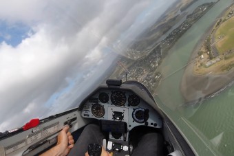 Szélviharban is magabiztosan landol a profi siklógéppilóta