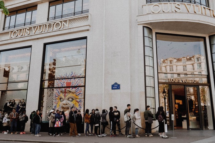 Remek fizetést kap a mások helyett sorba álló férfi