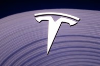 Nem áll meg a STOP-táblánál az önvezető Tesla 2