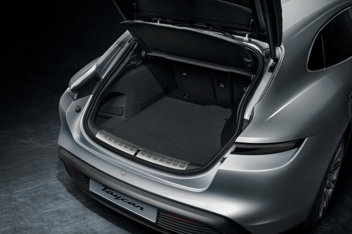 Jön a Porsche legpraktikusabb villanyautója 6