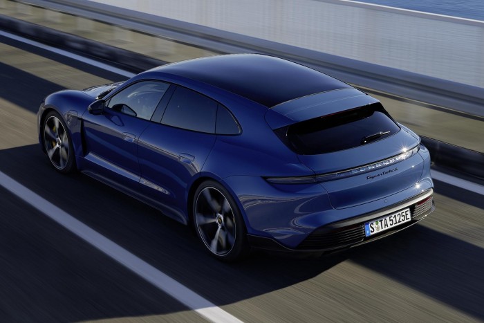 Jön a Porsche legpraktikusabb villanyautója 7