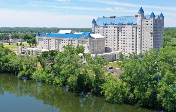 Messziről középkori kastély, közelről panelház ez az amerikai épületóriás 2