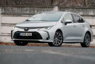 Kalapos bácsiknak való, vagy az egyik utolsó tuti autó? – Toyota Corolla teszt 45