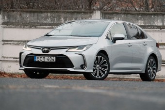 Kalapos bácsiknak való, vagy az egyik utolsó tuti autó? - Toyota Corolla teszt 