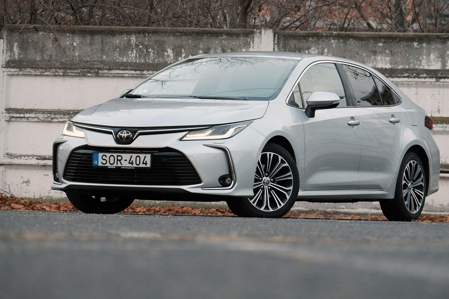 Kalapos bácsiknak való, vagy az egyik utolsó tuti autó? – Toyota Corolla teszt 5