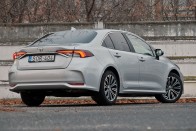 Kalapos bácsiknak való, vagy az egyik utolsó tuti autó? – Toyota Corolla teszt 47