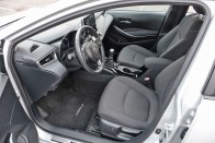 Kalapos bácsiknak való, vagy az egyik utolsó tuti autó? – Toyota Corolla teszt 53