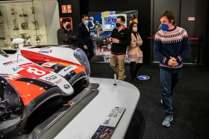 Történelmi autóra csapott le Alonso 6