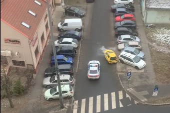 Filmbe illő autós üldözés zajlott Debrecenben, kiraboltak egy ékszerboltot