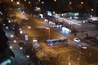 Újabb autós üldözés: ezúttal Budapesten, az egyik rendőr gyalogost is gázolt