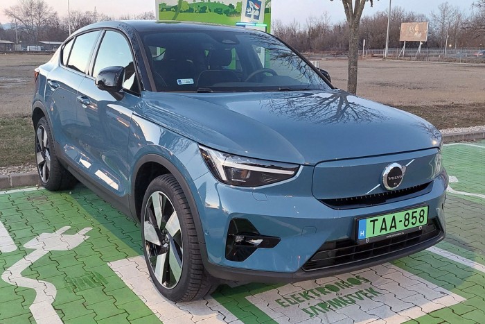 Nem pont ezt várnánk egy elektromos autótól – Volvo C40 Recharge 15