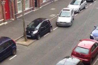 Újabb videócsokor parkolni képtelen autósokról