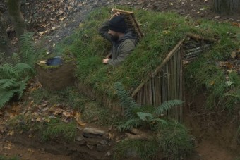 20 percre kimenekít a modern világból ez a kunyhóépítő videó