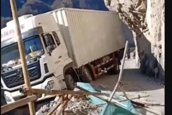 A halál torkában egyensúlyozva állt meg a kamion Kínában