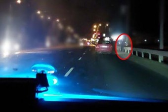 Direkt ráhúzta a kormányt egy intézkedő rendőrre a menekülő autós a 47-es úton