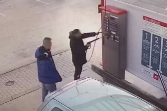 Ezt mondta a férfi, aki magasnyomásúval csapta le a kézi mosó vezérlőpaneljét is