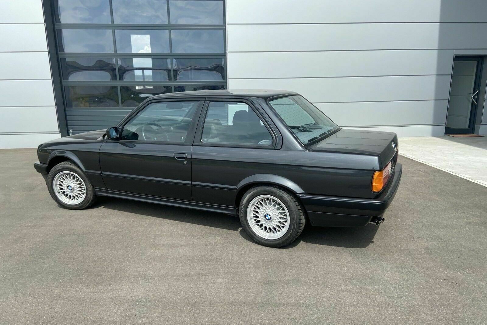 Szinte még kiált az életért ez a BMW E30-as 1