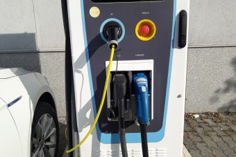 Dízelgenerátorok pöfögve töltötték a kormányzati villanykonvojt