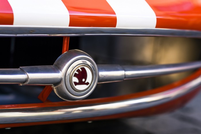 Így üvölt egy hatvanéves Skoda versenyautó!