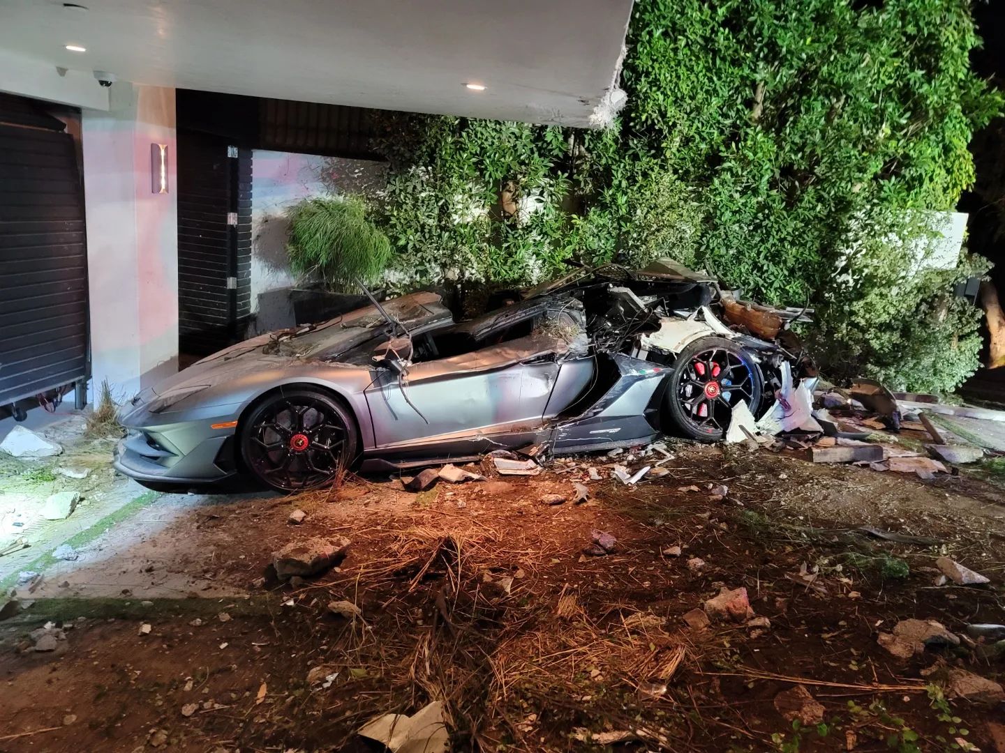 Ritkán pusztul el így egy Lamborghini és egy Bentley 1
