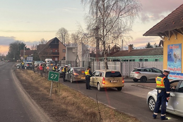 Egy teljes főutat blokkoltak a magyar rendőrök, mindenkit megszondáztattak