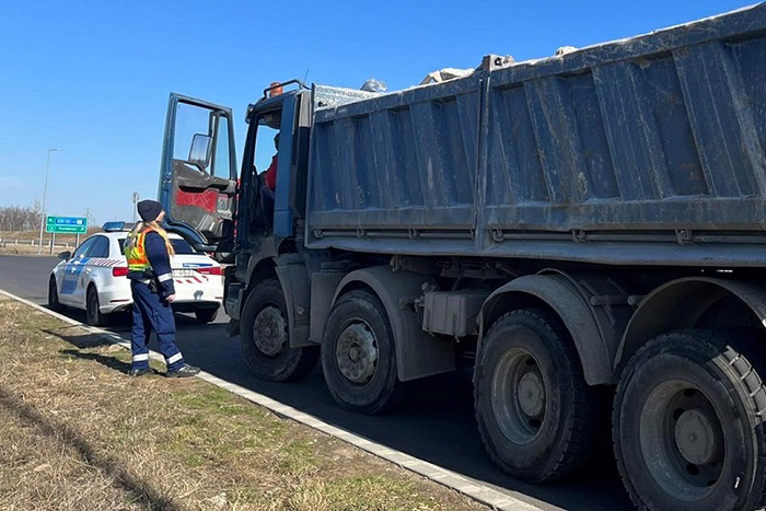 A rendőrök elkaptak egy teherautóst az M2-esen, semmi se volt rendben nála