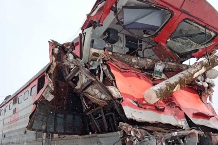 Ez történik, amikor egy farönköket szállító teherautó és egy vonat ütközik