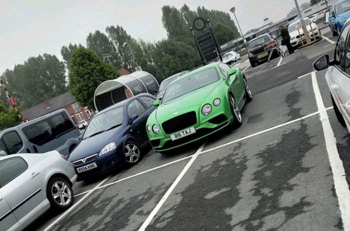 Ettől a baseballütőt lóbáló idegbetegtől még a Bentley-t sem irigyeljük 2