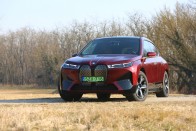 Rendőrruhába bújtatták a legnagyobb villany-BMW-t 14