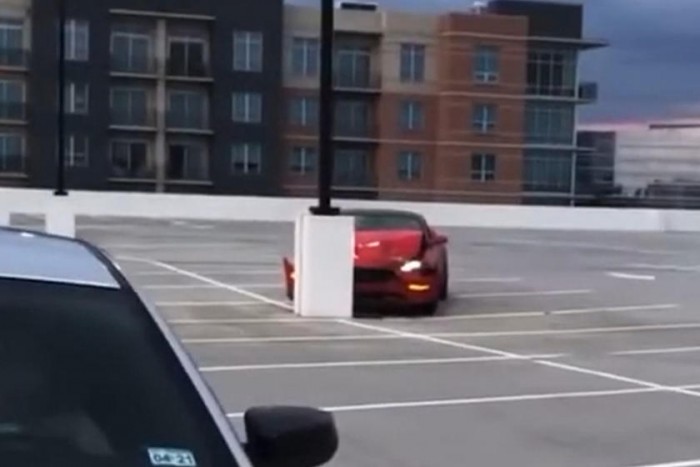 Ez a gumiégető Mustang bizonyítja, hogy ahol oszlop van, ott ütközés is lesz