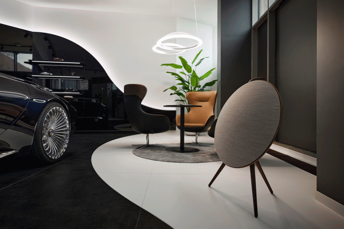 Palotában nyitott luxus-autószalont a Pappas 13 | Vezess Palotában nyitott luxus-autószalont a Pappas 13