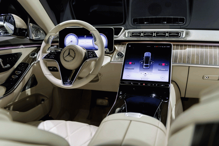 Palotában nyitott luxus-autószalont a Pappas 16 | Vezess Palotában nyitott luxus-autószalont a Pappas 16