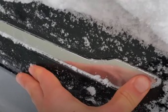 A Tesla szerint ököllel kell megoldani a befagyott kilincs problémáját