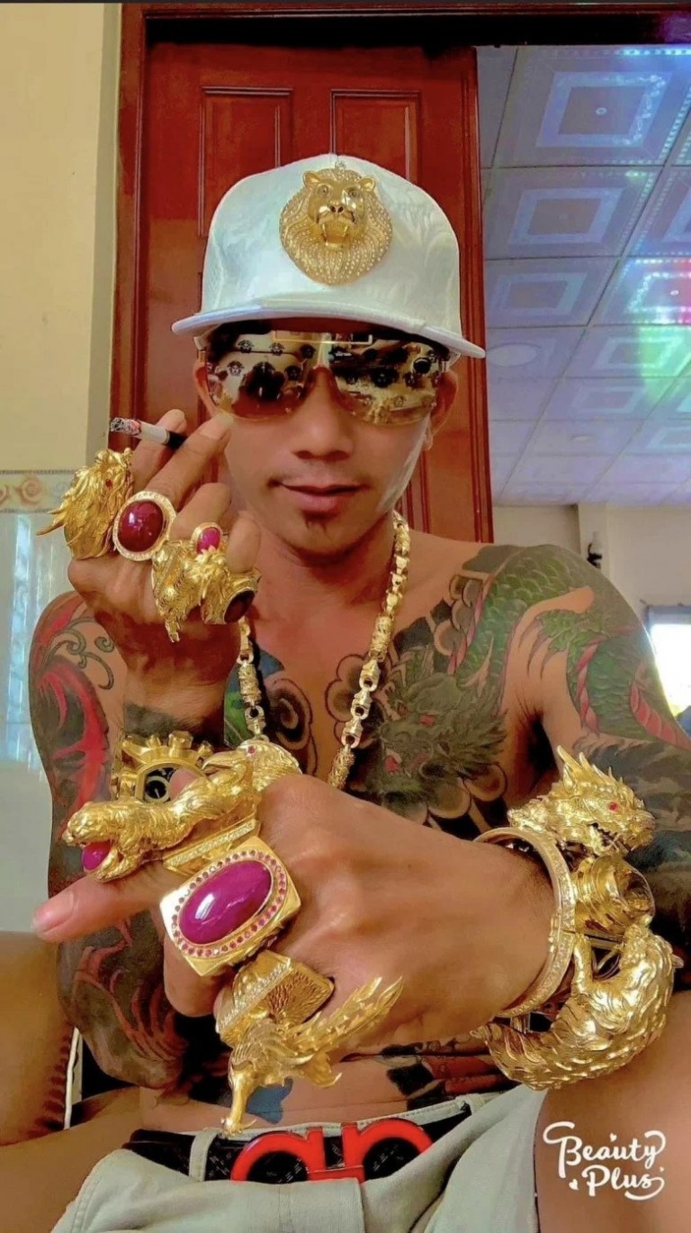 Két kiló aranyat hord magával az aranyfüggő férfi 2 | Vezess Két kiló aranyat hord magával az aranyfüggő férfi 2