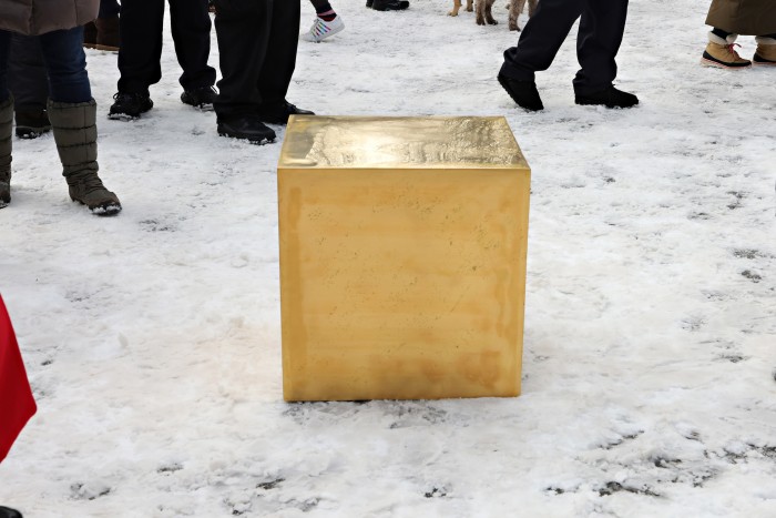 Kitettek egy színarany tömböt a Central Parkba