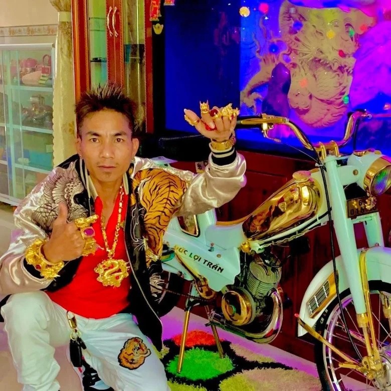 Két kiló aranyat hord magával az aranyfüggő férfi 4 | Vezess Két kiló aranyat hord magával az aranyfüggő férfi 4