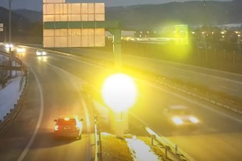 Erős fénnyel állítják meg a szabálytalan autósokat Szlovákiában 