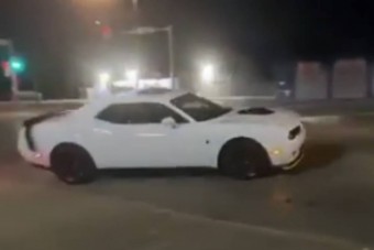 Nézni is fáj, ahogy odacsapják a nulla kilométeres Dodge Challengert