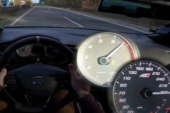Ez a Seat Leon kiröhög bárkit a német autópályán, így gyorsul 300-ra