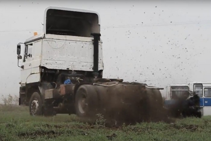 Ahogy egy Rába felszántja a polgári Csirketelep hátsó kertjét, az több mint művészet