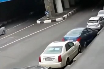 Tekegolyóként tarolt a parkolásnál, és ez még csak a kezdet volt