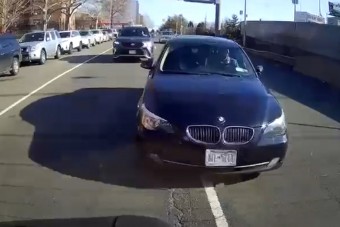 Közvetlen közelről nézheted meg, ahogy a BMW-s arcába durran a légzsák