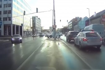 Farolva kanyarodott a Vácin a BMW-s, a rendőrök szeme láttára