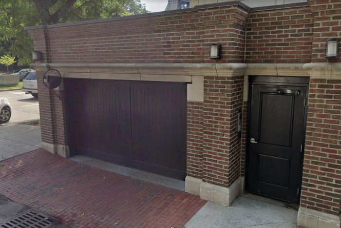 Mesés összeget kínáltak a garázsért, mégsem adták el