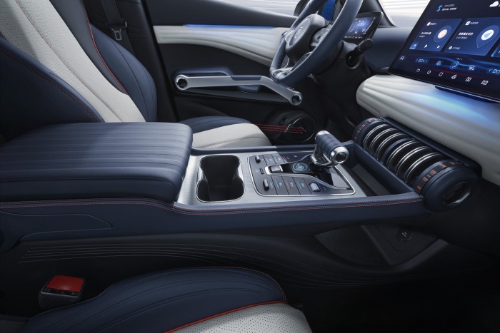 Beépített hárfa és karaoke van ebben az autóban 7