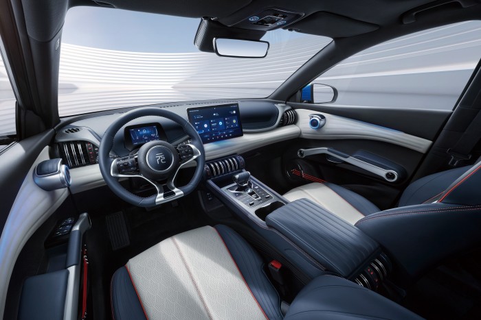 Beépített hárfa és karaoke van ebben az autóban 6