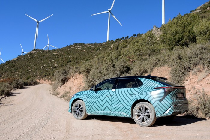 Napenergia viszi az új Toyotát – kipróbáltuk 65 Napenergia viszi az új Toyotát – kipróbáltuk 65