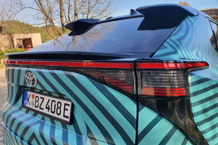 Napenergia viszi az új Toyotát – kipróbáltuk 62 Napenergia viszi az új Toyotát – kipróbáltuk 62