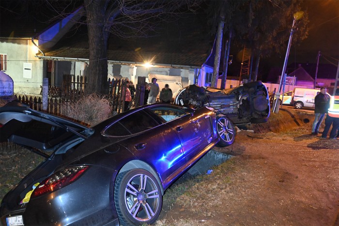 Csúnya baleset Ócsán: Porsche és Dacia ütközött